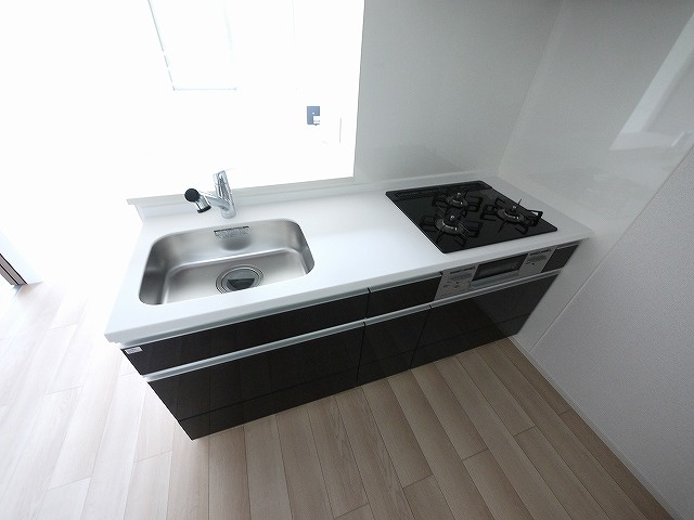 アネモスヒルズ天理Ⅱのキッチン|コンパクトなキッチンで掃除もラクラク