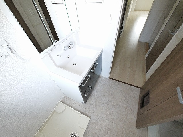 アネモスヒルズ天理Ⅱの洗面所|ゆったりとスペースのある洗面所