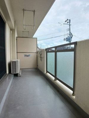 【バルコニー】 | グローリープレース | バルコニーからの眺めを楽しみながら食事をしませんか