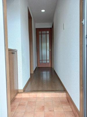 【玄関】 | クレールＢ | 明るい玄関です