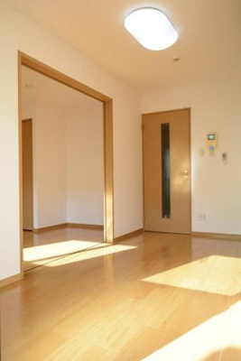 【居間・リビング】 | サニーグランデ | こちらの居間で趣味の時間をお楽しみください