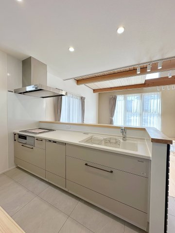 東区馬木6丁目 No.2のキッチン|(No.2)人造大理石天板使用のシステムキッチン☆
人造大理石天板は水垢が付きにくく汚れが落ちやすいのでお手入れも楽ちんです♪