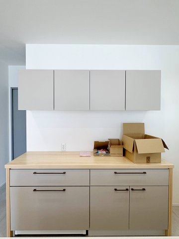 東区馬木6丁目 No.2の収納|(No.2)収納力のある大型カップボード☆
備え付けのため耐震性が高く地震の際にも倒れてくる心配はありません♪
キッチンと同じカラーリングのため統一感もあります！