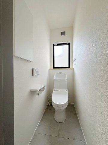 東区馬木6丁目 No.2のトイレ|(No.2)1階ウォシュレットトイレ☆
各階にウォシュレットトイレがついています♪
