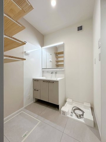 東区馬木6丁目 No.2の独立洗面台|シャワー付き洗面化粧台☆
洗面台にシャワー機能が付いたもので、シャンプーなども行える多機能洗面台です。また、顔や手を洗うためだけではなく、シャワー付き洗面台を使えば手洗い洗濯などでも利用できます♪