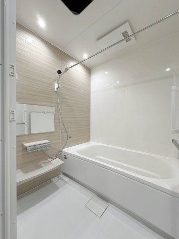 東区馬木6丁目 No.2の浴室|浴室乾燥機気付き1坪タイプの浴室☆
ユニットバスは、気密性にも優れています。そのため、冬場でもお湯が冷めにくく、暖かい空間を維持することができます。