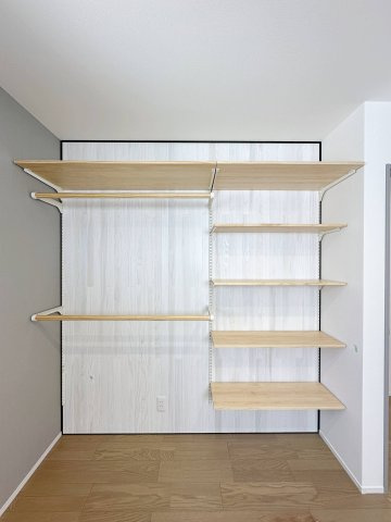 東区馬木6丁目 No.2の収納|全居室収納☆
5.8帖洋室のクローゼットです♪