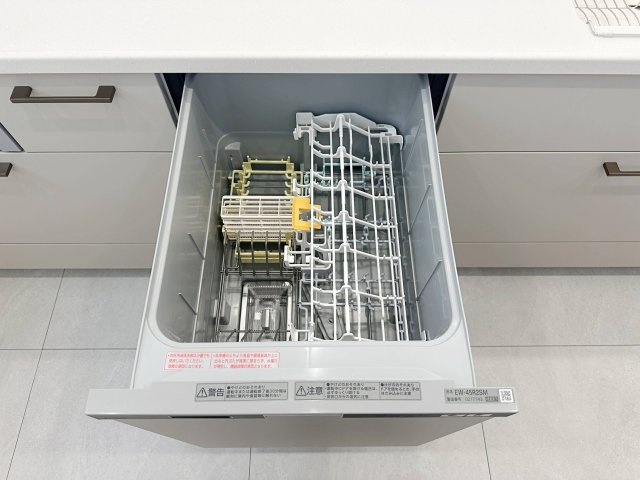 東区馬木6丁目 No.2のキッチン|(No.2)4人から5人分の食器洗浄乾燥機☆
水道代の節約にもなり、家事の時短もできる優れ物です♪スライド式で上から全体が見えるため食器の出し入れもスムーズです♪