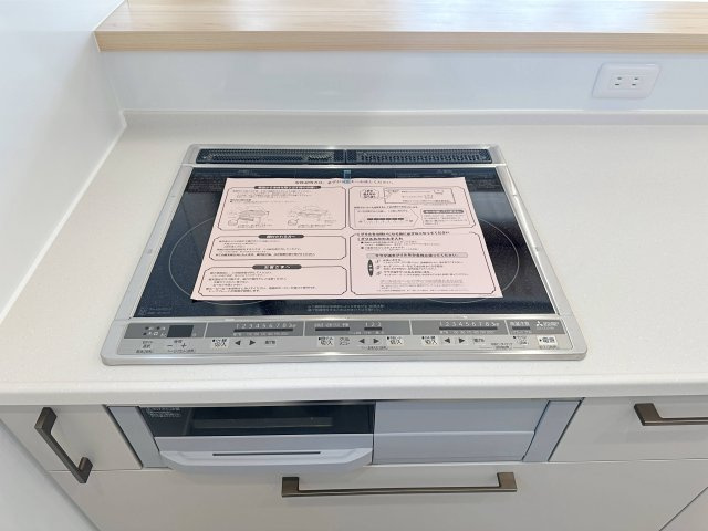 東区馬木6丁目 No.2のキッチン|(No.2)IHクッキングヒーター☆
火が出ないために安全性も高いと考えられます。 さらに、安定した加熱管理制御が容易に行えるため、素材を均一に加熱する料理やスープなどの液体の加熱に適しています♪