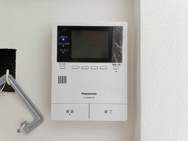 東区馬木6丁目 No.2の防犯設備|ドアホン☆
来客があったとき、室内からカメラやマイクを使って相手や用件を確認できます。相手を事前に確認することができ、訪問販売対策や防犯面でも役に立つアイテムです♪