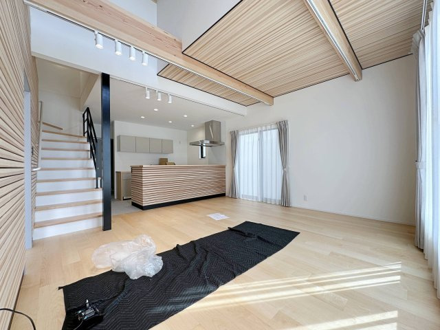 東区馬木6丁目 No.2の居間・リビング|(No.2)リビングのソファ、ダイニングテーブルセット、TV台など家具家電付きの住宅です♪