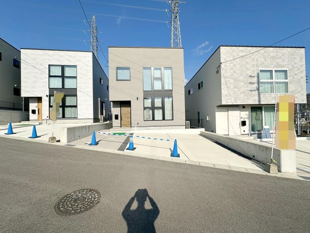 東区馬木6丁目 No.2の駐車場|(No.2)車は並列3台駐車可能☆