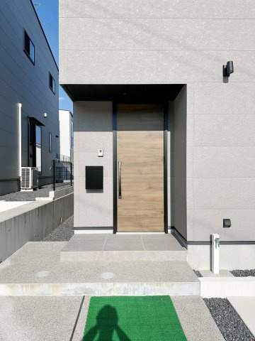 東区馬木6丁目 No.2の庭|(No.2)玄関ポーチ☆
屋根も付いており、雨が降っても濡れる心配はありません♪