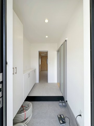 東区馬木6丁目 No.2の玄関|(No.2)玄関ホールは開放的でとても明るいです♪