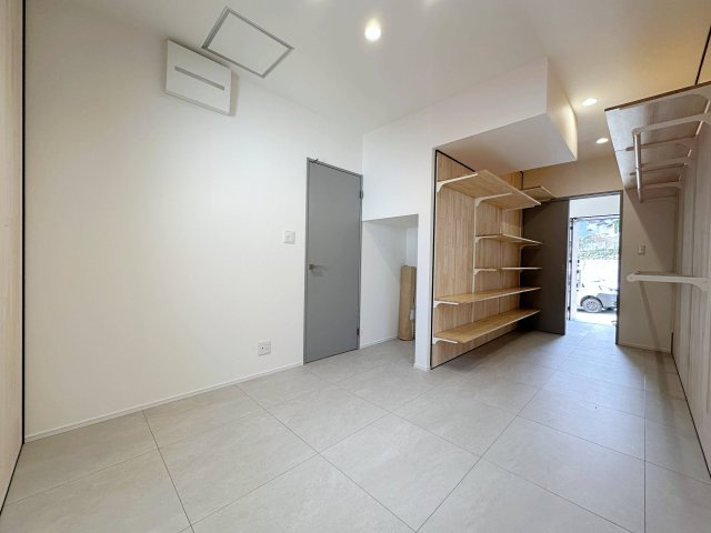 東区馬木6丁目 No.2の収納|(No.2)1階ウォークスルートランク☆
玄関とリビングに繋がっておりトランクルームとしてはもちろん将来は居室としても活用できます♪