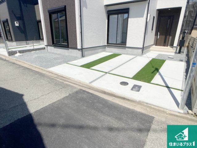 高砂市高砂町東宮町　新築一戸建ての駐車場|並列２台駐車可能！ゆとりの駐車スペースで車庫入れもスムーズ！