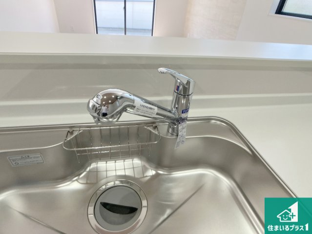 高砂市高砂町東宮町　新築一戸建ての設備|浄水器を内蔵！炊飯時、お茶を作る時に安心してお水を使えます！お湯と冷水、浄水と原水、シャワーの切替えもワンタッチです！