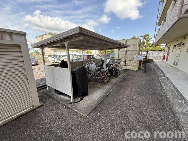 レーヴの駐車場