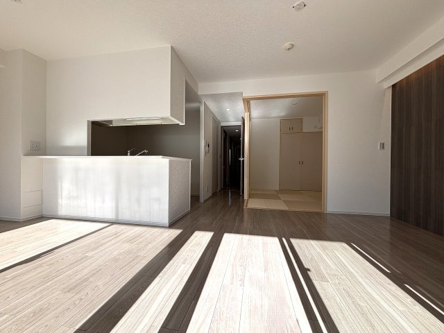 【居間・リビング】 | □■プライム湘南辻堂リーフィアレジデンス■□ | 和室の扉を開けると約20帖の広々空間