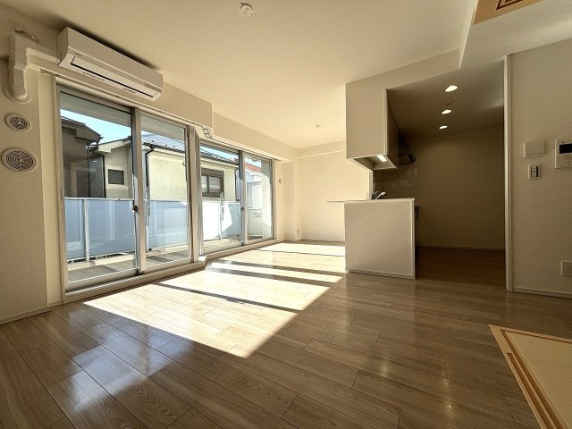 【居間・リビング】 | □■プライム湘南辻堂リーフィアレジデンス■□ | 一日通して柔らかな陽射しが射し込むリビング