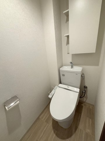 【トイレ】 | □■プライム湘南辻堂リーフィアレジデンス■□ | 掃除用品などが収納できる棚付きです。