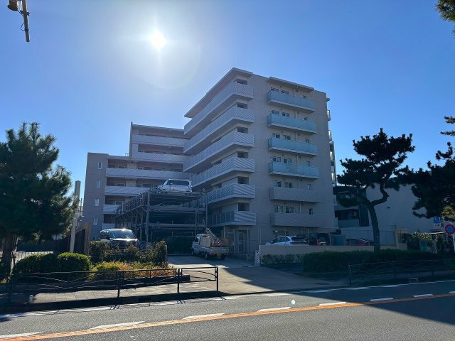 【外観】 | □■プライム湘南辻堂リーフィアレジデンス■□ | 国道1号線沿いに建つマンションです！平坦地で歩きやすく、近隣にはスーパーやドラッグストア、飲食店などがあり便利な住環境です！