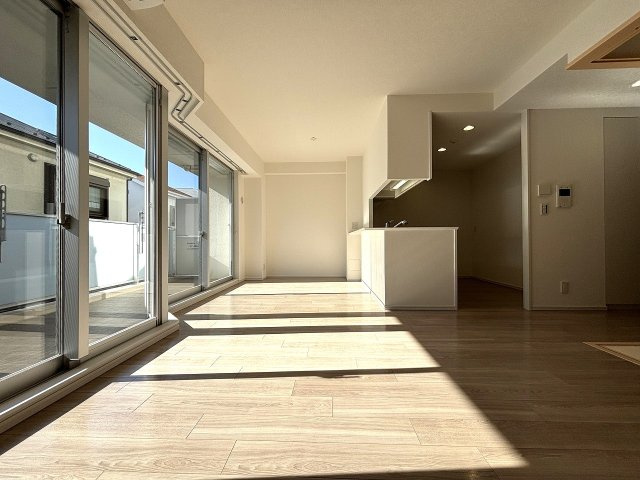 【居間・リビング】 | □■プライム湘南辻堂リーフィアレジデンス■□ | 陽射したっぷり、明るい室内空間