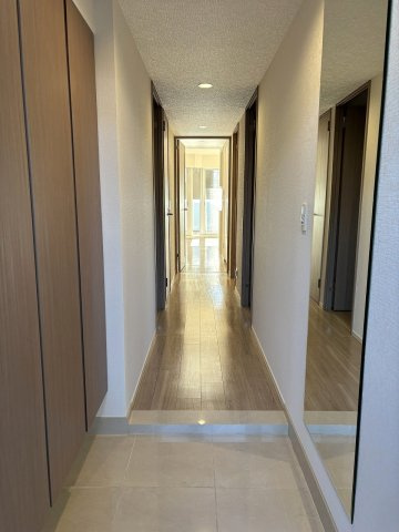 【玄関】 | □■プライム湘南辻堂リーフィアレジデンス■□ | 玄関を入ると陽射したっぷりの明るいリビングが見えます。