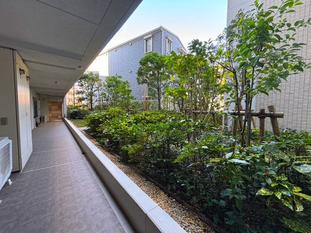 【その他共用部分】 | □■プライム湘南辻堂リーフィアレジデンス■□ | 1階共用部分は植栽を植えられ綺麗です。