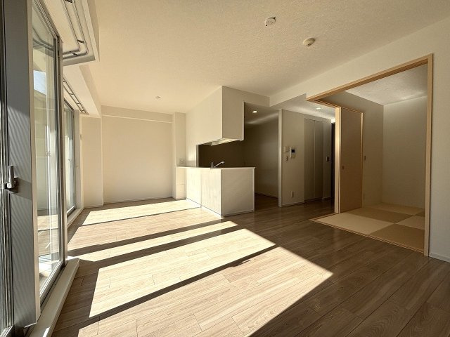 【居間・リビング】 | □■プライム湘南辻堂リーフィアレジデンス■□ | 陽当たりの良い南向きのLDKは約16帖の広々空間