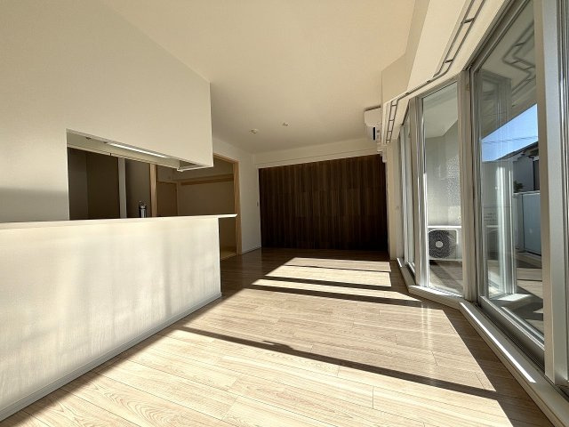 【居間・リビング】 | □■プライム湘南辻堂リーフィアレジデンス■□ | ちょうどいい湿度を保ってくれるエコカラットはデザイン性がありオシャレな室内空間を演出