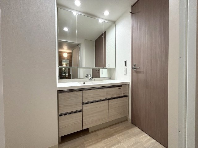 【独立洗面台】 | □■プライム湘南辻堂リーフィアレジデンス■□ | 三面鏡裏は収納になっていり洗面周りをすっきり保てます。