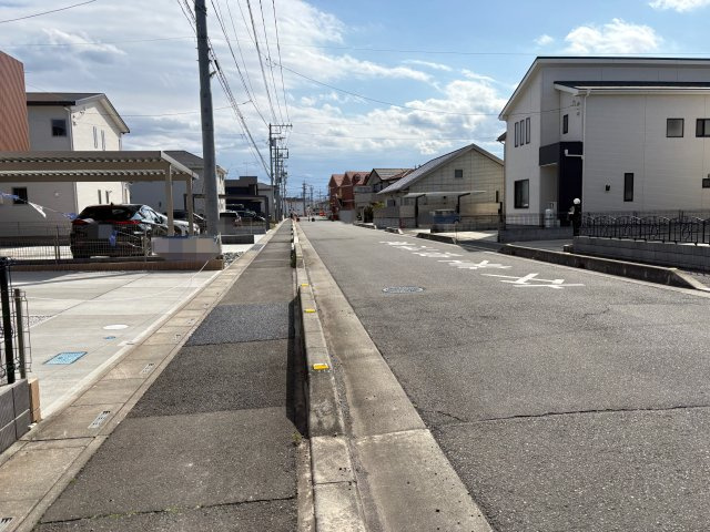 【前面道路含む現地写真】 | 深谷市国済寺　ブルーミングガーデン　新築戸建　全1棟　1号棟 | 1号棟