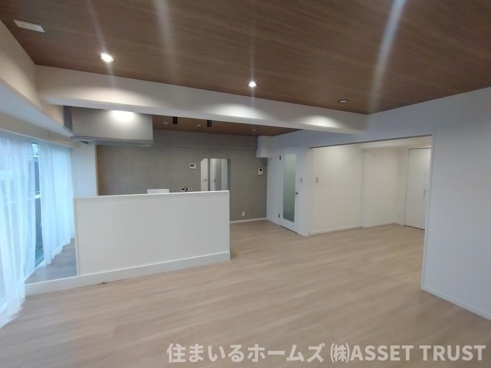 御苑ハイムの居間・リビング|洋室との扉を開放するとさらに広々とした空間に♪