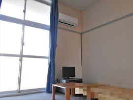 家具家電の有無は部屋毎に異なります。ベッドはついておりません