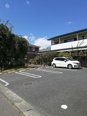 【駐車場】 | チェリーブラッサム | 駐車場があるので、車を買う予定の方も安心です