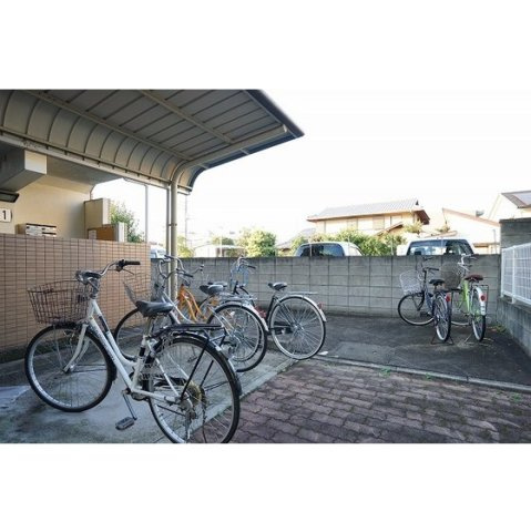 ポポラーレ壱番館の外観|駐輪場