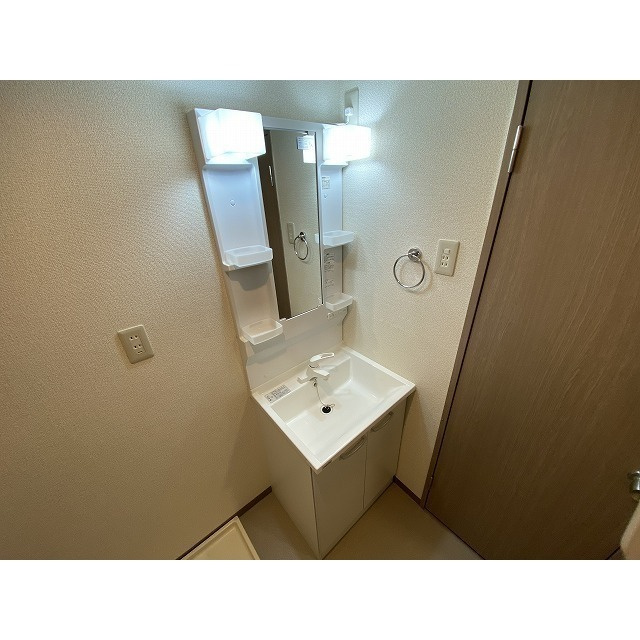 ポポラーレ壱番館の洗面所|スペースが確保できる洗面所です