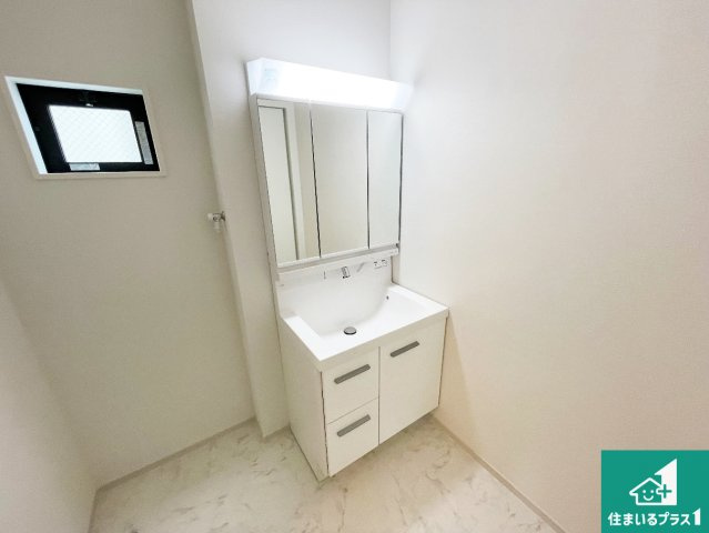 神戸市兵庫区吉田町　第1期　新築一戸建ての独立洗面台|清潔感のある洗面台です。フラットな鏡は掃除がしやすく毎日清潔！鏡裏には収納があるのでスッキリとした洗面台が保てます。