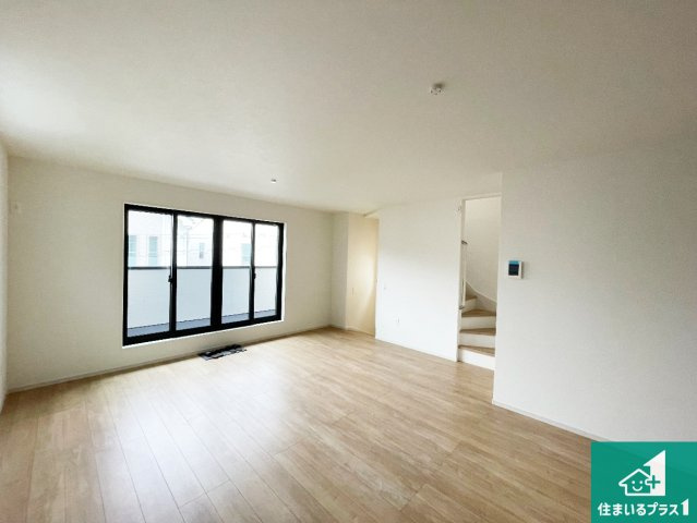 神戸市兵庫区吉田町　第1期　新築一戸建ての居間・リビング|日当たり良好の明るいリビングで朝の目覚めもスッキリできそう！対面キッチンでご家族のコミュニケーションも自然と増える設計！小さなお子様が遊ぶスペースを作っても広々とくつろげるLDK！