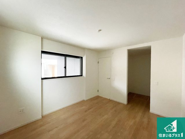 神戸市兵庫区吉田町　第1期　新築一戸建ての洋室|ウォークインクローゼット付きで生活スペースもスッキリできます。各居室にも収納がありますので、お子様の衣類やおもちゃなどもしっかり収納できます。