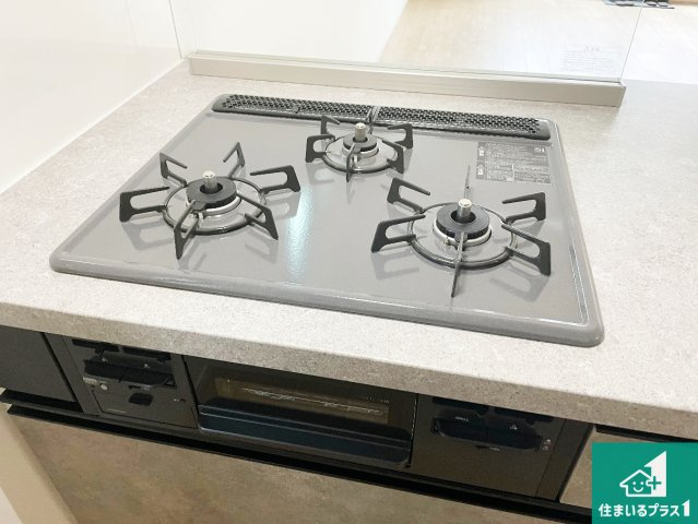 神戸市兵庫区吉田町　第1期　新築一戸建ての設備|ダブル高火力Ｓｉセンサー付きコンロ！３口あるので、まとめて料理をする時も大活躍！