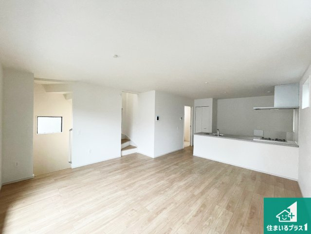 神戸市兵庫区吉田町　第1期　新築一戸建ての居間・リビング|シンプルなリビングは、観葉植物等のインテリアを楽しめますね！パパ好みにも、ママ好みにも家具次第で雰囲気を変えることができます！