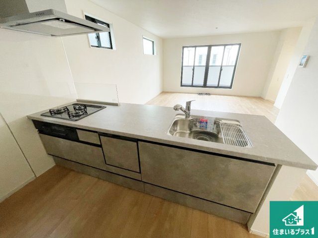 神戸市兵庫区吉田町　第1期　新築一戸建てのキッチン|リビングと統一感があり、使い勝手のいいキッチン。広々としているので、二人並んで作業が出来ちゃいます。お子様と一緒に色々なお料理に挑戦できるスペースがあります。