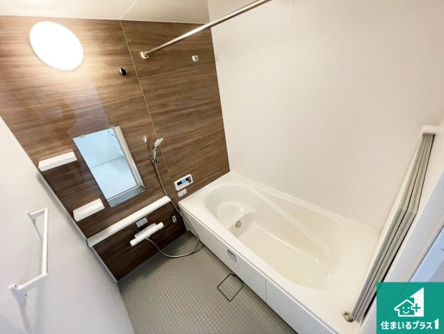 神戸市兵庫区吉田町　第1期　新築一戸建ての浴室|足をゆったり伸ばして寛げる浴槽です。窓が設けられていますので差し込む光が明るく穏やかな雰囲気にしてくれます♪浴室乾燥機も設置しているので、雨の日の洗濯物も安心です♪