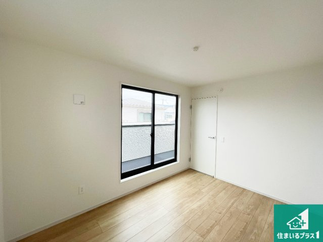 神戸市兵庫区吉田町　第1期　新築一戸建ての洋室|寝室は心地よい眠りについてもらいたくて、シンプルかつ開放的な空間な設計にしています！大きな窓から差し込む日が心地いいです♪