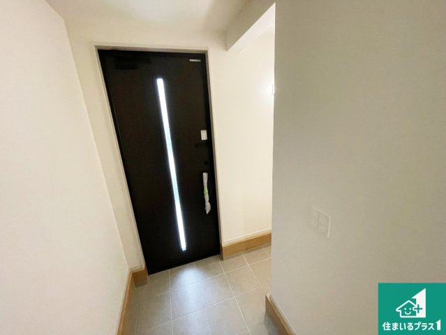 神戸市兵庫区吉田町　第1期　新築一戸建ての玄関|ご家族皆様の靴もたっぷり収まる大容量の玄関収納を設けました。見た目もスッキリ綺麗な玄関に！