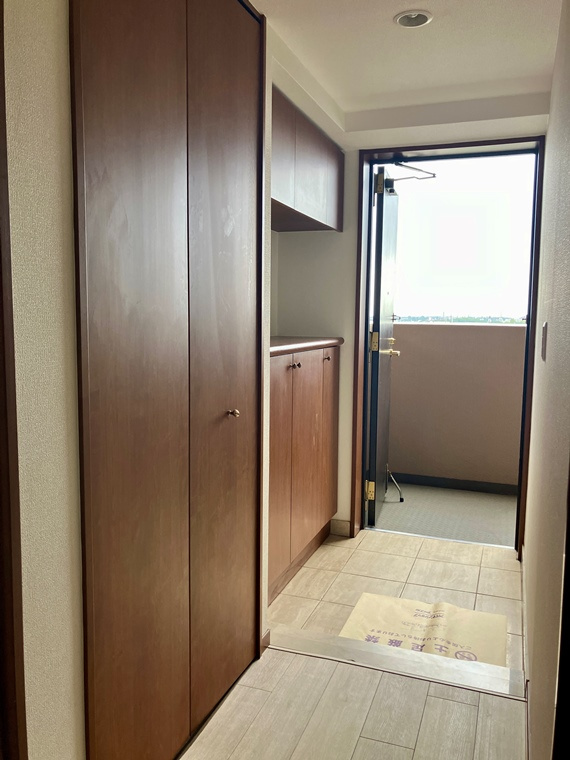 ルピナス北浦和公園の玄関|収納もある玄関です