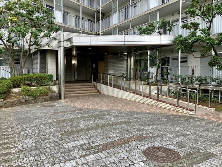 イトーピア西浦和のエントランス|ゆとりのあるエントランスです