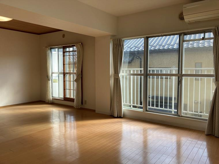 東武大宮公園サンライトマンション弐番館の居間・リビング|ゆったりとしたリビングです